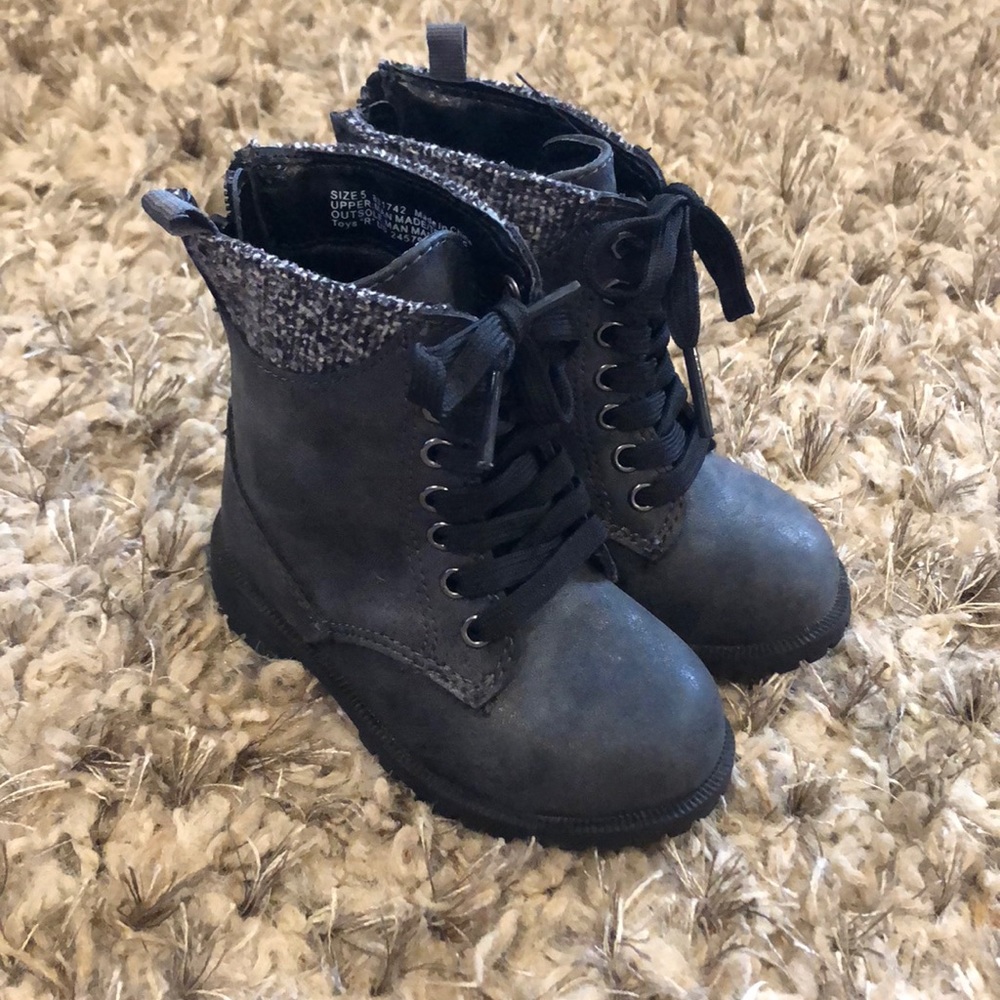 Kids gray boots